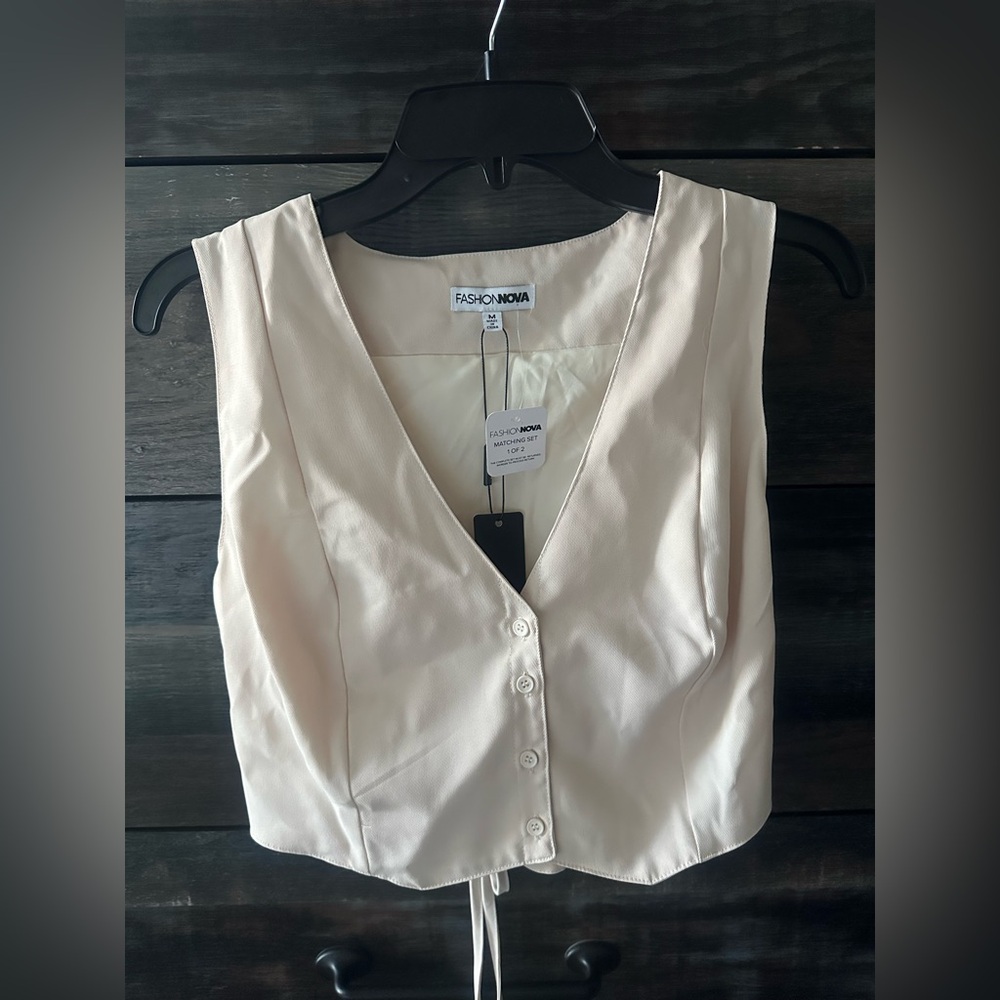 Fashion Nova Cream Sleeveless Button-Front V-Neck Top